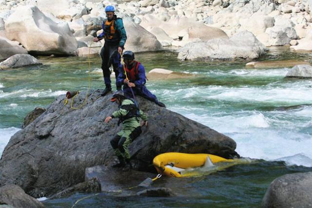 Pinned boat rescue